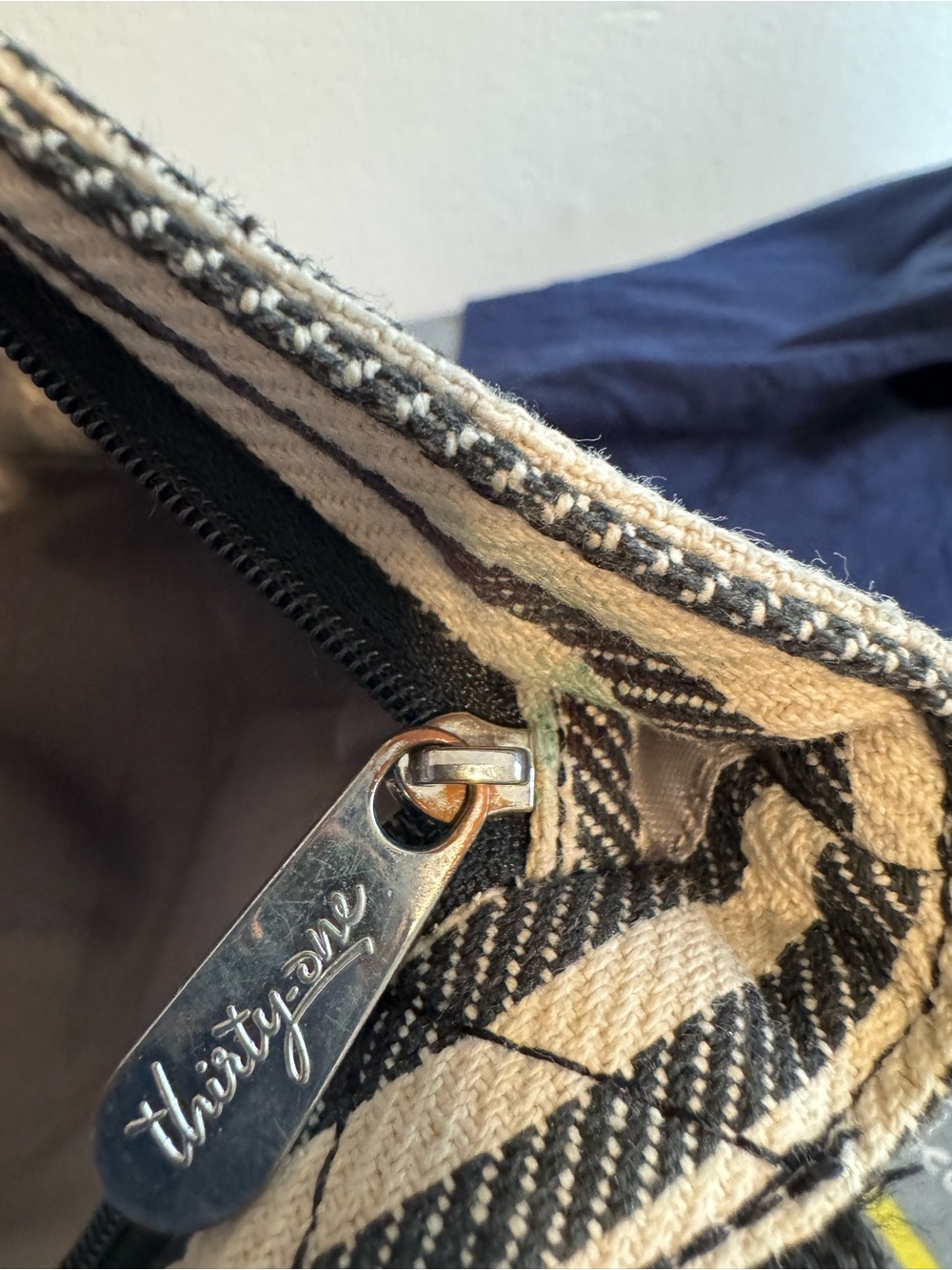 Thirty-one canvas crossbody bag. - Picture 5 of 6